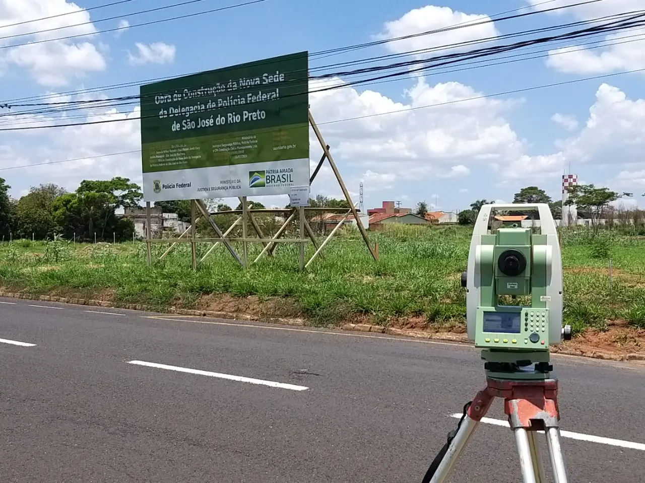 Estação total diante da placa da obra da nova sede da Delegacia de Polícia Federal de São José do Rio Preto