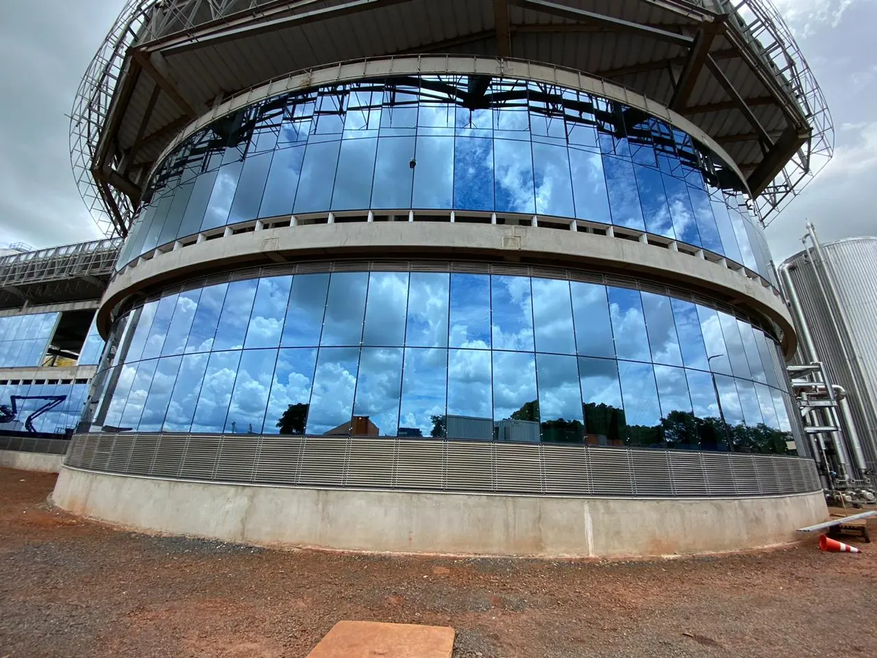 Fachada curva envidraçada da fábrica da Império em Frutal, serviço para a Aluvetro Esquadrias